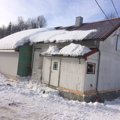 Et hus med snø på taket